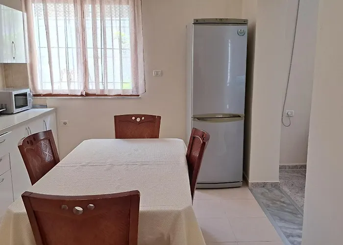 Adi's House * 地拉那